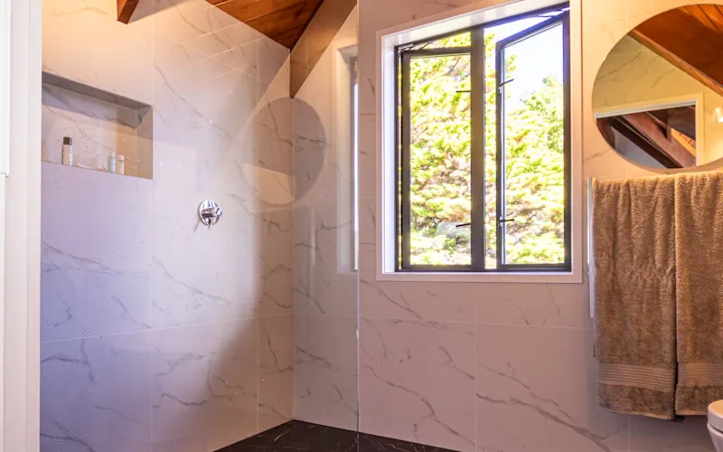 Top-House-Lodge-Premium-Suite-Bathroom-01a